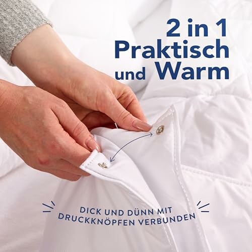 Person befestigt Druckknöpfe an einer Bettdecke