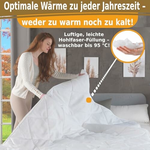 Frau arrangiert eine Bettdecke mit Hohlfaser-Füllung.