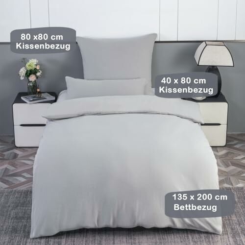 Graues Bettwäsche-Set mit Kissen- und Bettbezuggrößen.