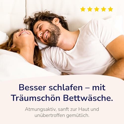 Ein Paar liegt lächelnd auf dem Bett mit weißer Bettwäsche.