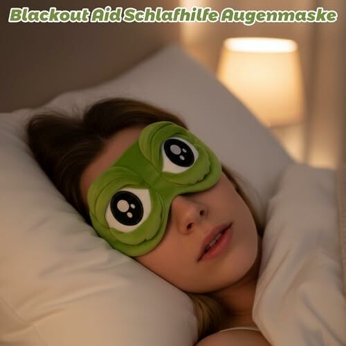 Frau trägt grüne Schlafmaske im Bett