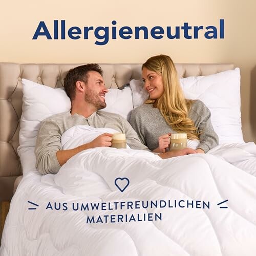 Paar entspannt im Bett mit umweltfreundlichen Materialien