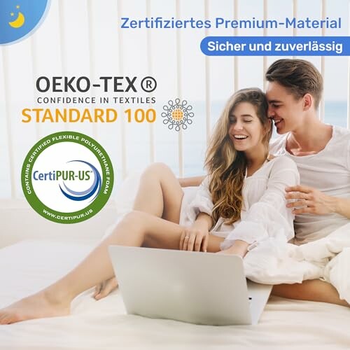 Lächelndes Paar entspannt mit Laptop auf dem Sofa.