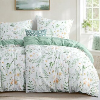 Bettwäsche mit Blumenmuster und Kissen