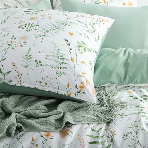Blumenmuster Bettwäsche mit grüner Decke.