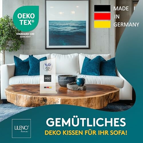 Dekoratives Sofa mit blauen Kissen und Holztisch