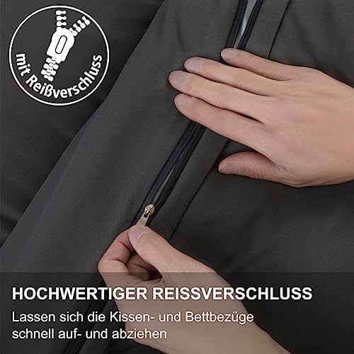 Hände öffnen einen Bettbezug mit Reißverschluss.