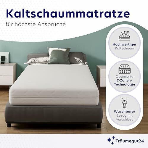 Kaltschaummatratze auf Bett mit Kissen und Nachttisch