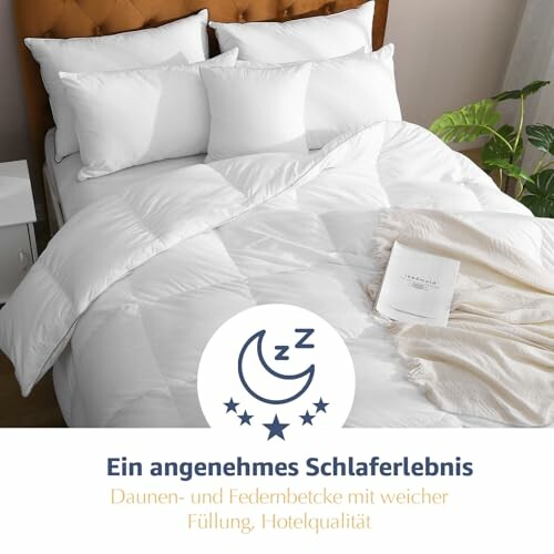 Luxuriöses weißes Bettwäsche-Set auf einem Bett.
