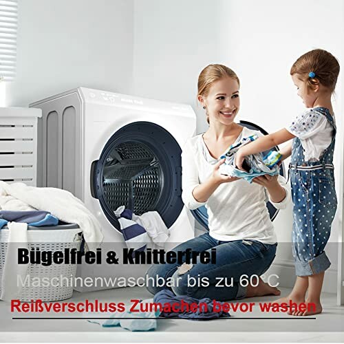 Mutter und Tochter laden Wäsche in die Waschmaschine.