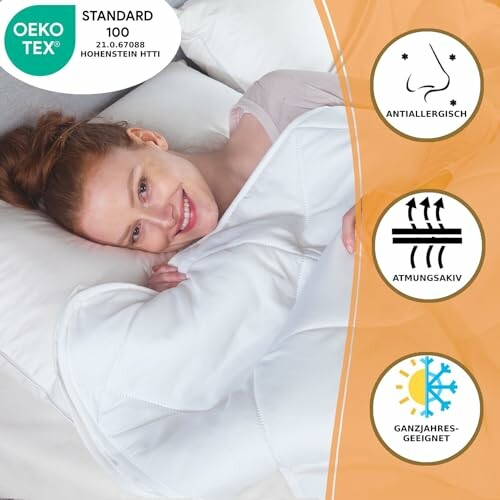 Frau lächelt im Bett mit allergikerfreundlicher Bettwäsche.