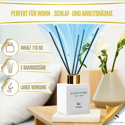 Raumduft mit Bambusstäben auf Tisch