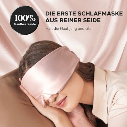 Frau trägt eine Schlafmaske aus Seide