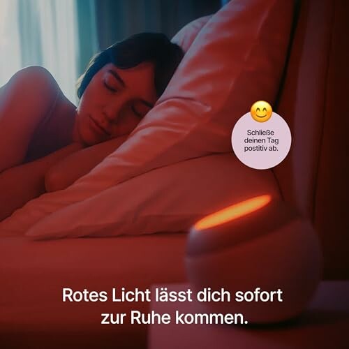 Person schläft neben einem roten Lichtgerät.