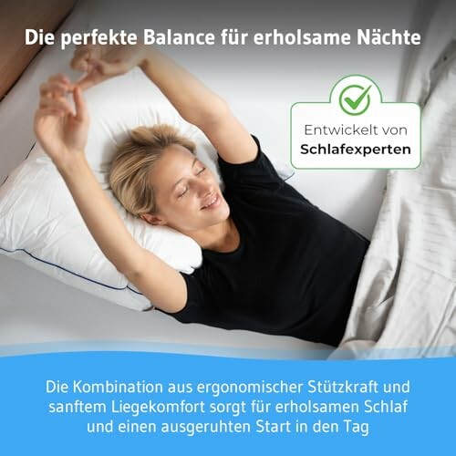 Frau schläft friedlich im Bett mit erhobenen Armen.