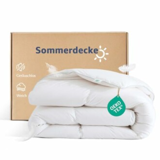 Weiße Sommerdecke mit OEKO-TEX Etikett vor einem Karton