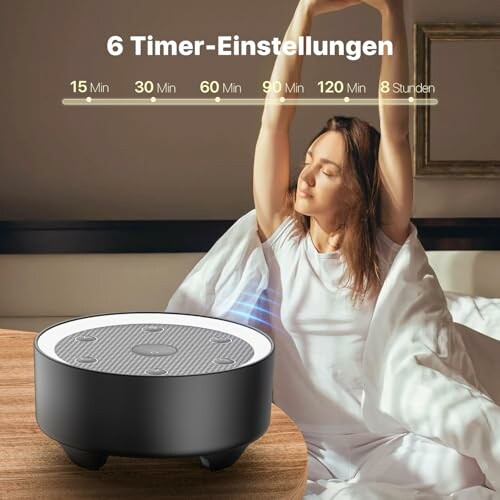 Frau streckt sich auf dem Bett neben einem weißen Rauschgenerator.